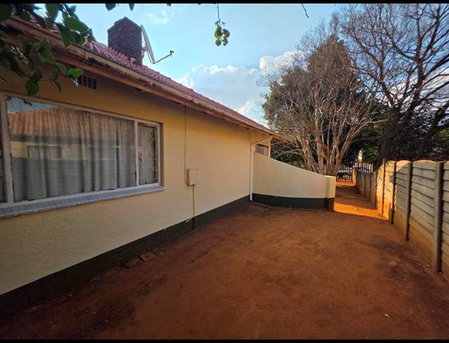 6 BEDROOM HOUSE FOR SALE IN RHODESFIELD